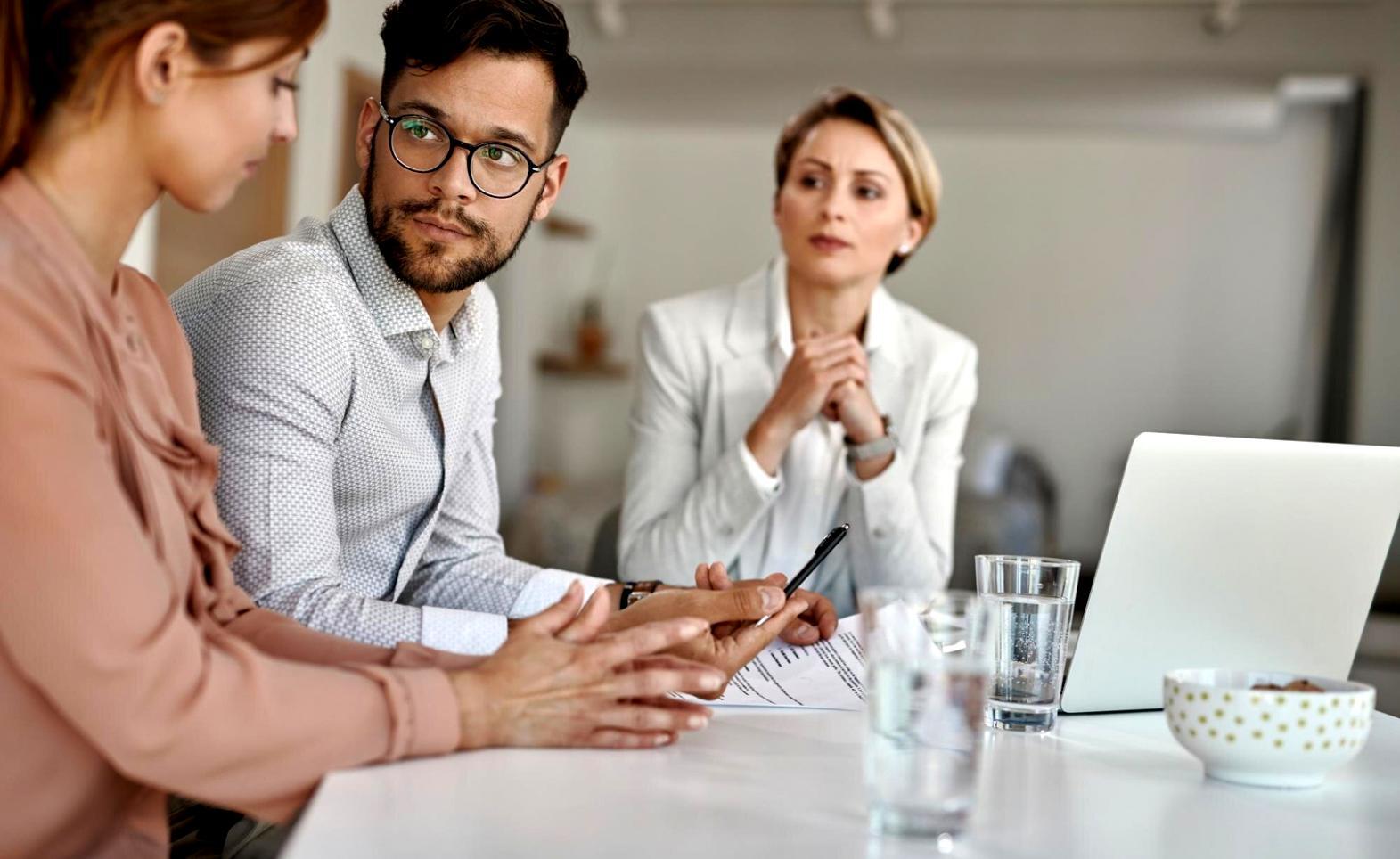 Teilnehmer analysiert Finanzdaten am Schreibtisch